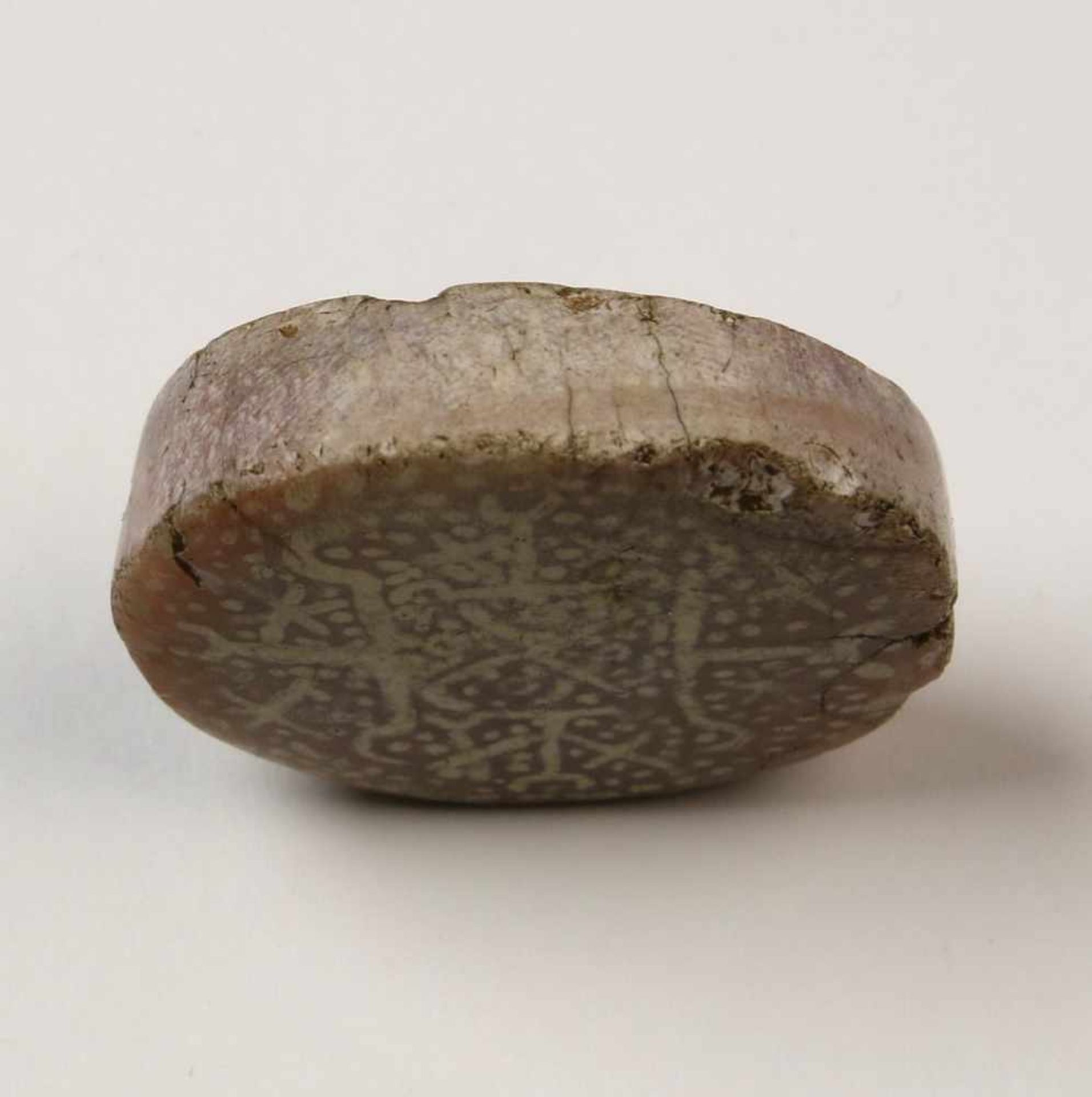 Etched agate disc shaped bead, possibly Mohenjo Daro, Paikstan, 2500-1500 BC.with etched line - Bild 2 aus 3