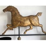 Veguld metalen windvaan, ca. 1900;Dravend paard. Mogelijk Amerikaans. Op voet; l. 68 cm.; 1300