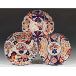 Japan, serie van drie Imari schotels, Meiji periode,met decor van mon en vakwerk; diam. 30 cm.;