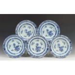 China, serie van vijf blauw-wit porseleinen diepe borden, Qianlong,met decor van bloesem (één