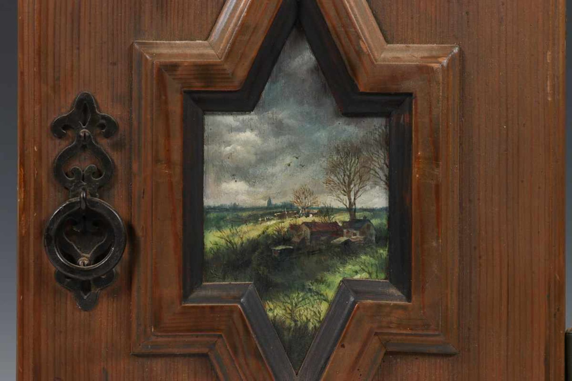 Houten meubeldeurtjebeschilderd door Rien Poortvliet, met voorstelling van boerderij bij een - Image 2 of 2