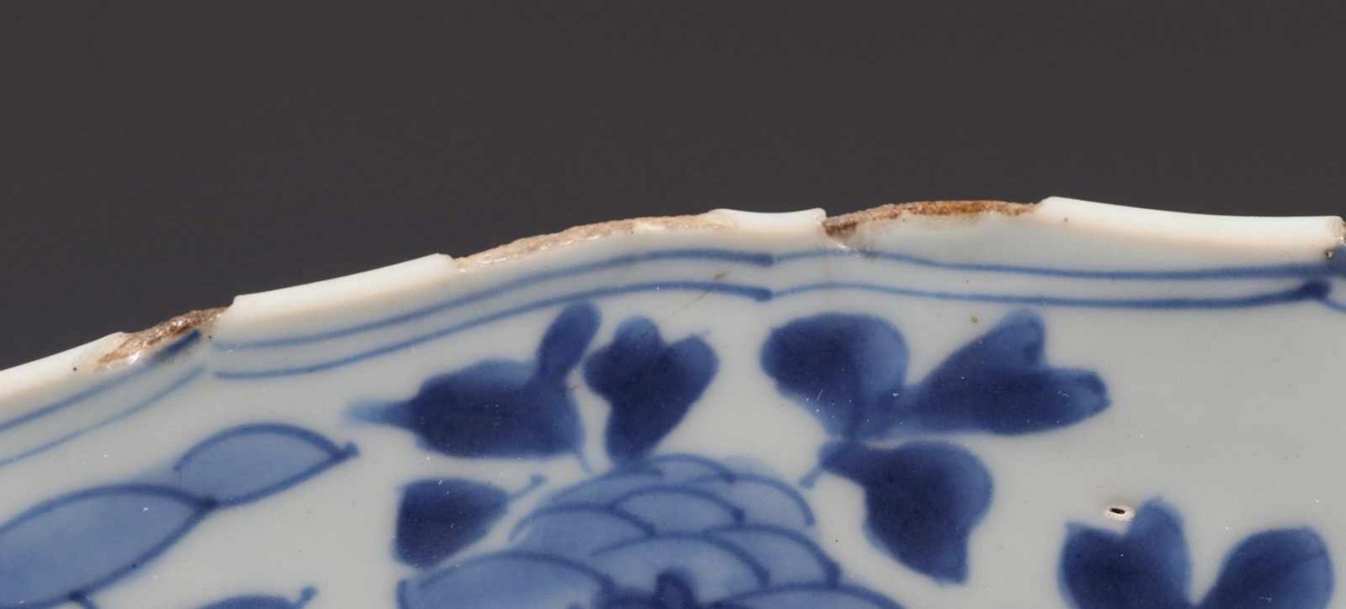 China, blauw-wit porseleinen schotel, Kangxi,met gecontourneerde rand en decor van rotsformatie. - Bild 2 aus 6