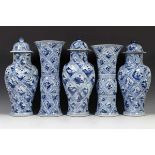 China, kapitaal vijfdelig blauw-wit porseleinen kaststel, Kangxi,bestaande uit drie dekselvazen