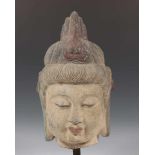 China, stenen buste van Guanyin, 20ste eeuwversierd met een gestoken Boeddha figuur in de opgestoken