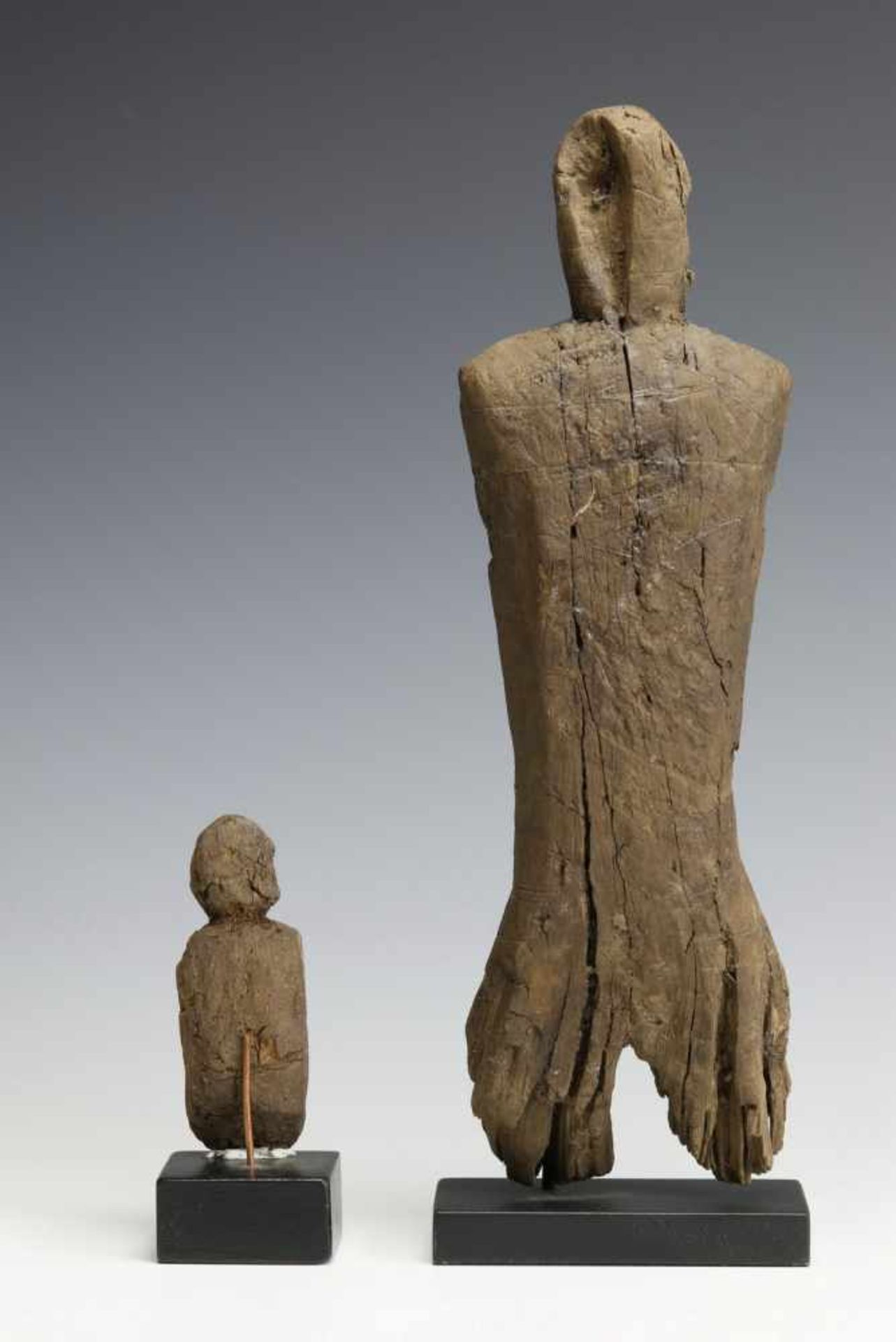 Arctic Circle, Thule Culture, two driftwood anthropomorphic figuresProvenance, auction of Lord - Bild 2 aus 3