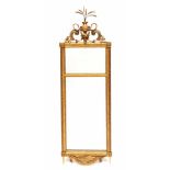 Rechthoekige spiegel in verguld en gestoken houten lijst, Louis XVI,de opengewerkte kuif met oa.