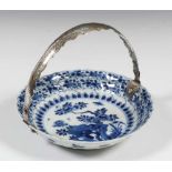 China, blauw-wit porseleinen schoteltje, Kangxi,met 19e eeuws zilveren beugel; diam. 16 cm.; 1150