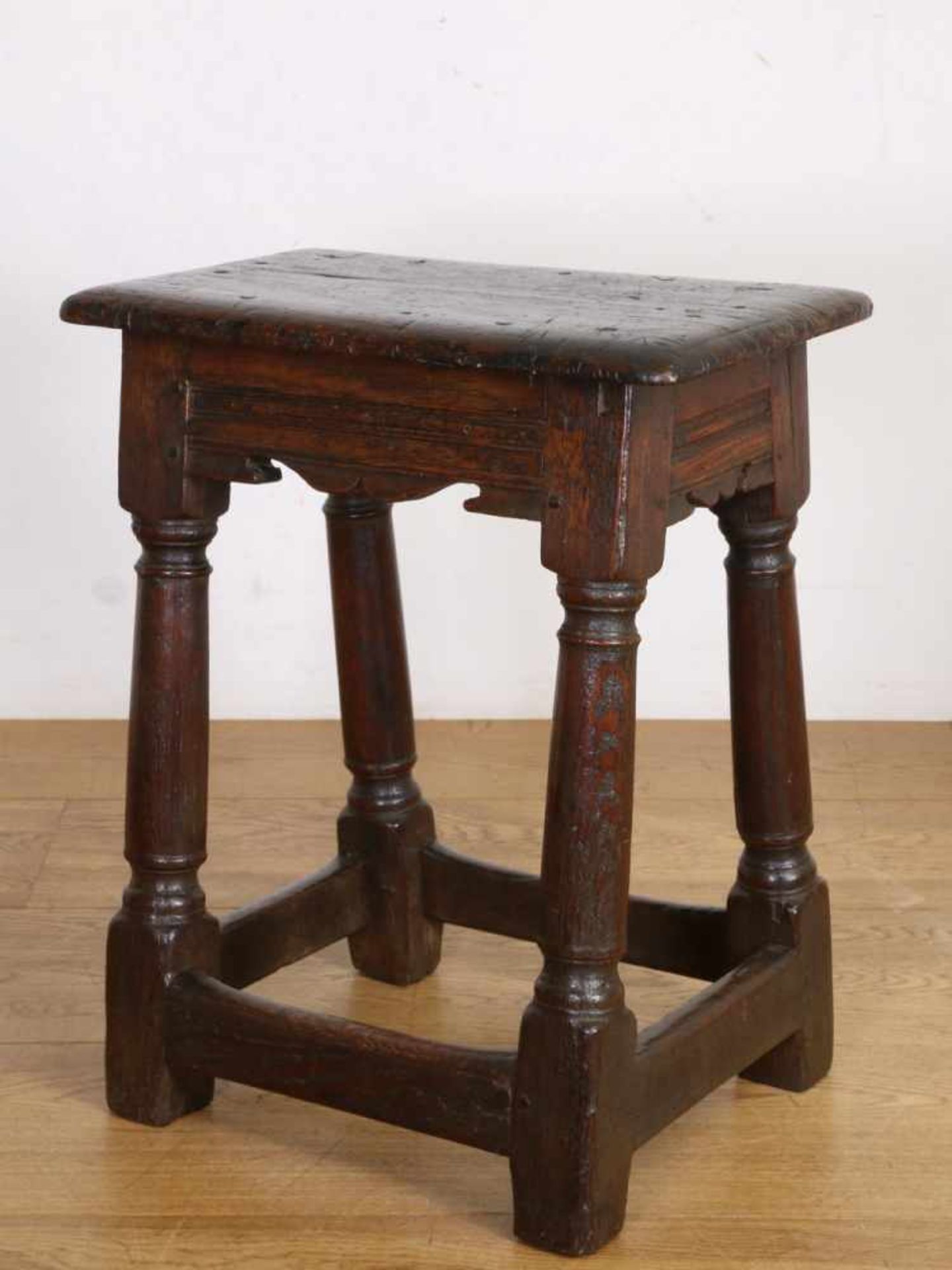 Engeland, eikenhouten kruk "joint stool", 17e eeuw,11000