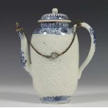 China, blauw-wit porseleinen ovale theepot, 18e eeuw,met fraai relief van bloesem en pioenroos en