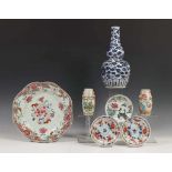 China, acht stuks porselein, 18e en 19e eeuw,w.o. famille rose bord en kalebas vaas; 8300