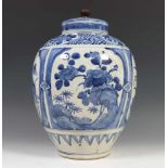 Japan, Arita blauw-wit porseleinen dekselvaas, Edo periode, ca. 1700,met decor van bloemen in vier