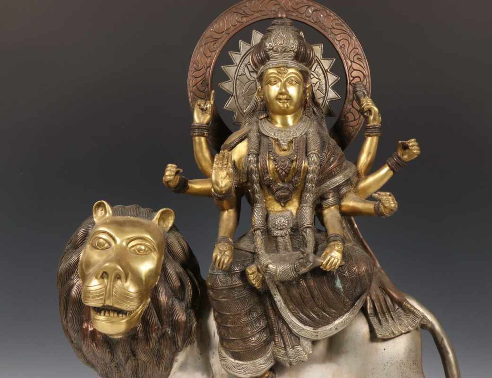 Bronzen sculptuur van Shiva op leeuwh. 55 cm.; [1]220 - Bild 2 aus 3
