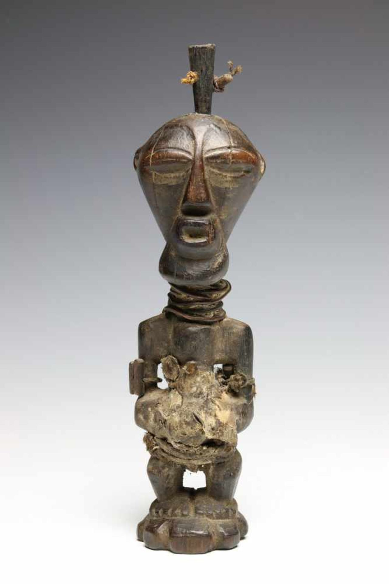 DRC., Songhe, small power figure,with horn, copper threads, animal skin and black offering - Bild 4 aus 4