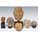 Diverse terracotta objecten en fragmentenHerkomst: Collectie Cserno, Amsterdam; zkj100
