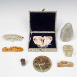 China acht stenen objecten, 20st eeuw;een jadeiet ronde zegel en een stenen amulet in cassette in de