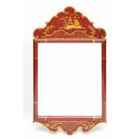 Spiegel in rood en verguld gelakt houten lijst.De gecontourneerde kap met afbeelding van pagode en