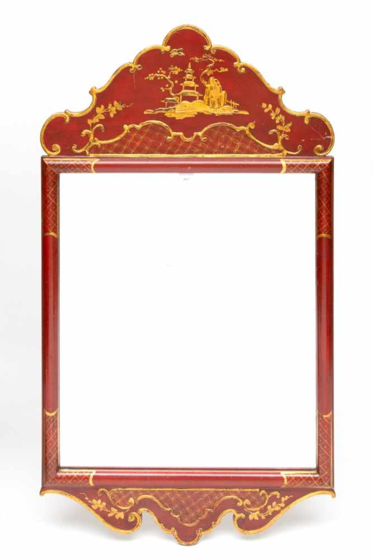 Spiegel in rood en verguld gelakt houten lijst.De gecontourneerde kap met afbeelding van pagode en