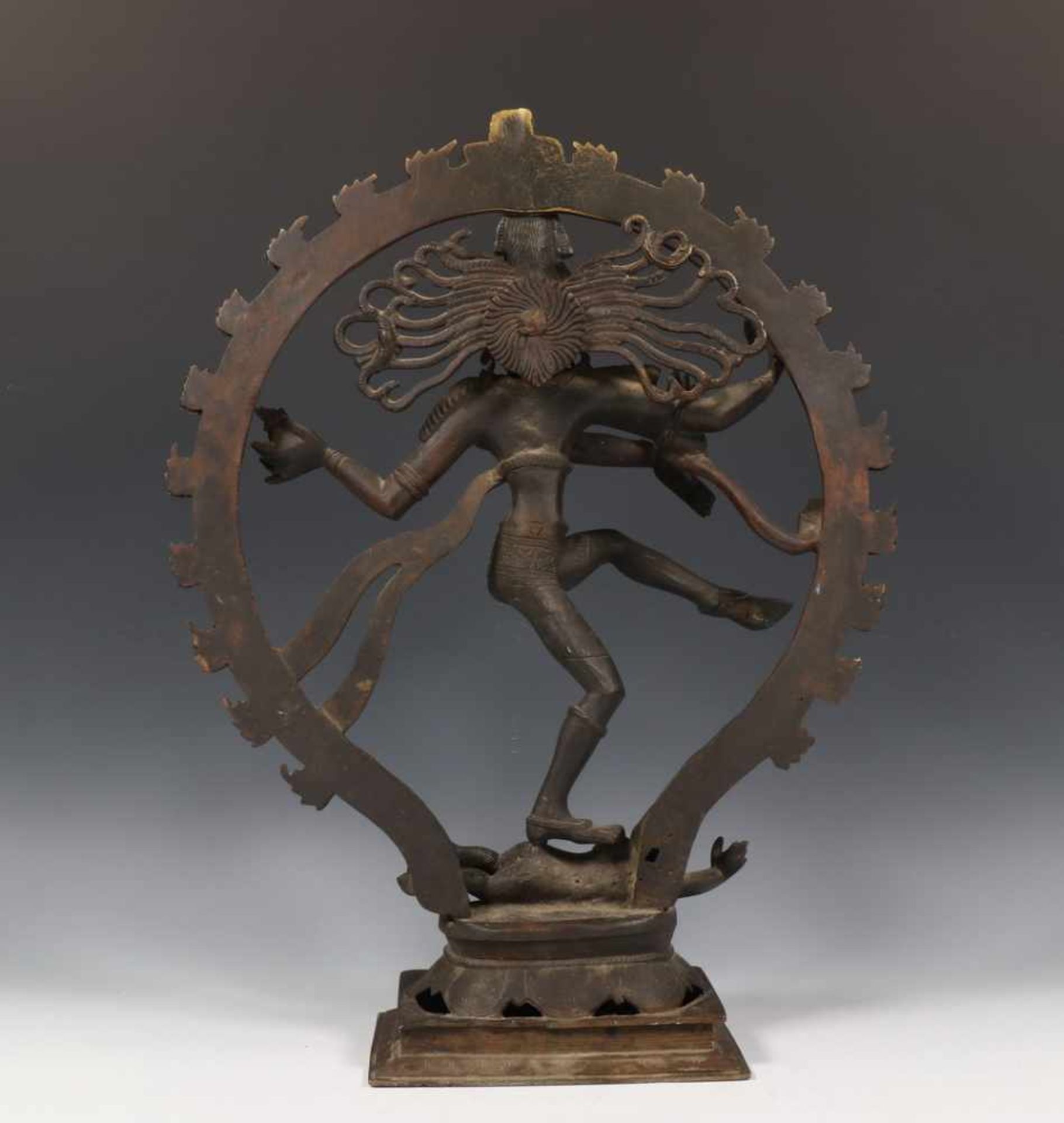 India, bronzen sculptuur van dansende Shiva, Shiva Natarajh. 48 cm.; [1]160 - Bild 2 aus 2
