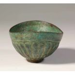 Perzie, antiek bronzen gelobd schaaltjemet groen-bruin patina.; l. 9 cm.; [1]80