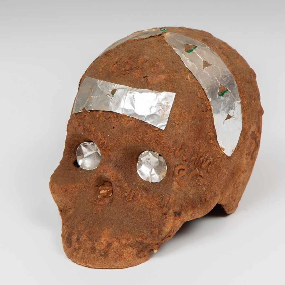 Mexico, gegoten brood schedeltje, 20ste eeuwHierbij gestoken houten schedeltje; h. 10 en 11 cm.;