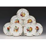 Meissen, serie van acht porseleinen fruitbordjes, ca. 1930,elk geschilderd decor van vruchten; diam.