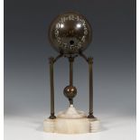 Junghans, pendule in bolle koperen kast, ca. 1920,op driepoot en met ronde marmeren voet; h. 27 cm.;