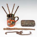 Lot diverse Japanse objecten;waarbij een aardewerk beker met figuur in reliëf, gesigneerd en een met