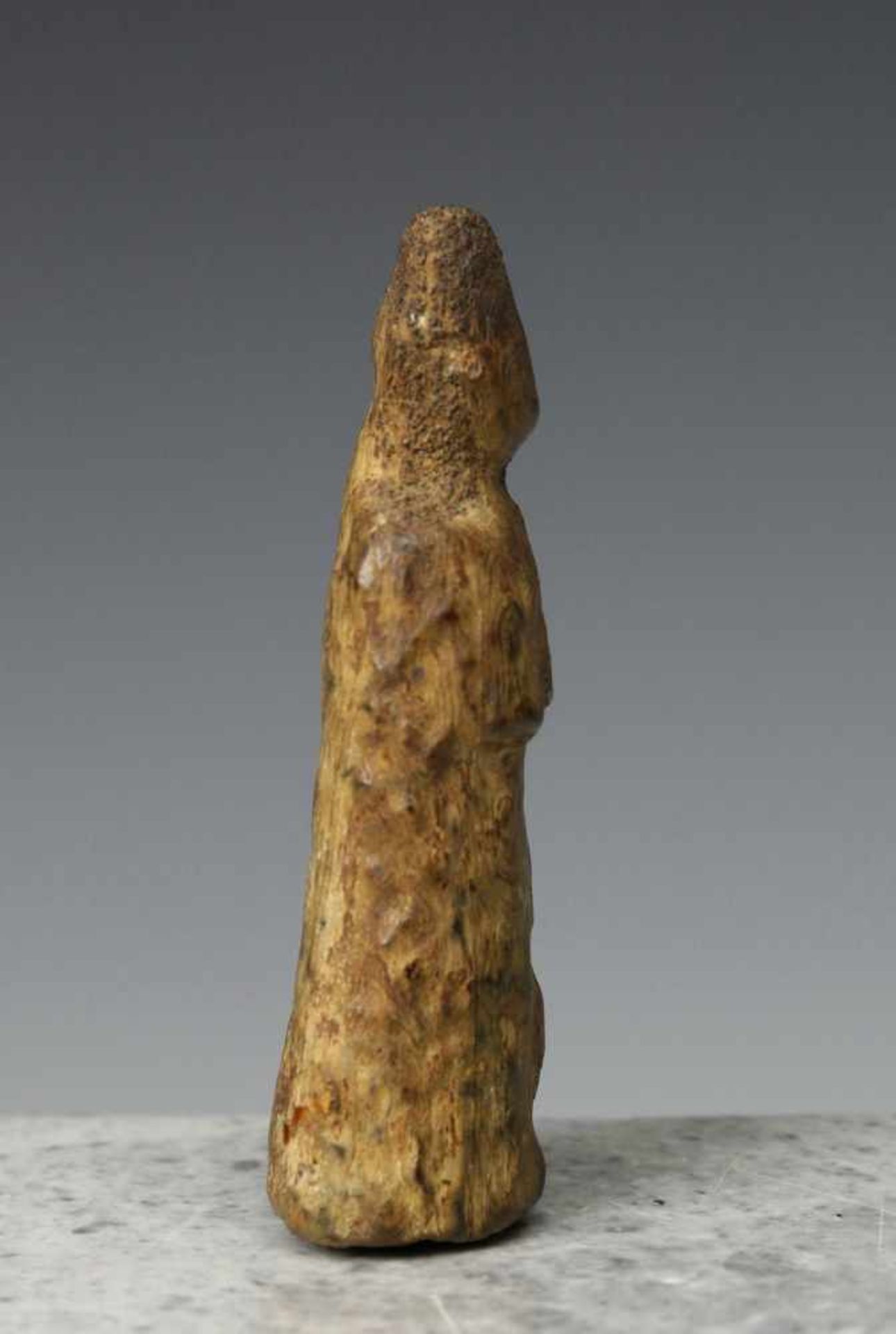 Arctic Circle, Alaska, karibu horn female anthropomorph figurine;ancient carving. Provenance, - Bild 4 aus 5