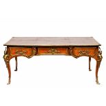 Rozenhouten bureau-plat in Louis XV-stijl, 19e eeuw,met bruin lederen blad, drie laden en drie