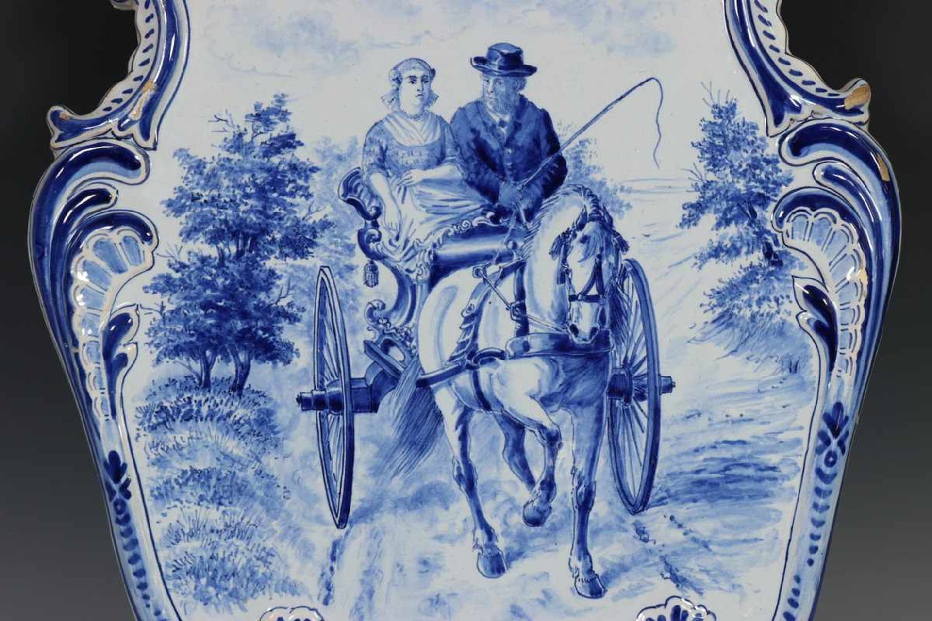 Tichelaar, blauw-wit aardewerk plaquette, eind 19e eeuw,met decor van koets, de gecontourneerde rand - Image 2 of 3