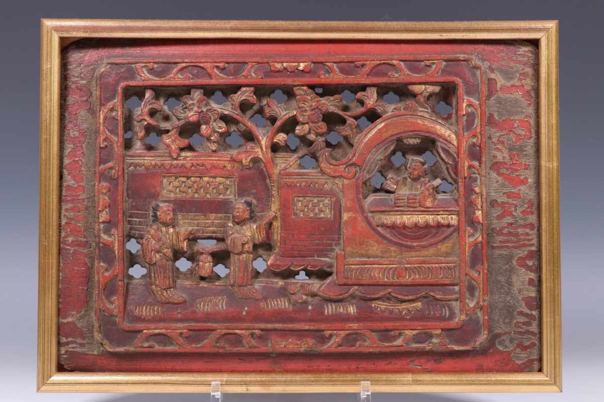 China, twee houten kastpanelen, ca. 1900,met gestoken reliëf voorstelling van figuren in - Bild 2 aus 3