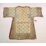 China, zijde overkleed, zilverdraad geborduurde florale motieven, rood zijde voeringachter en