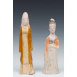 China, drie aardewerk graffiguren, mogelijk Tang dynastie; h. 29 en 26 cm.; 3200