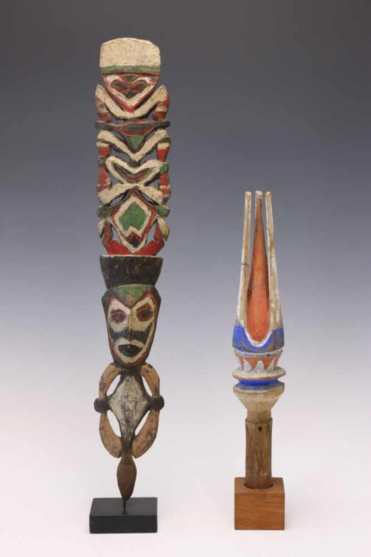 New Britain, wooden staffwith three carved prongs and blue, white and red pigments. With old - Bild 5 aus 5