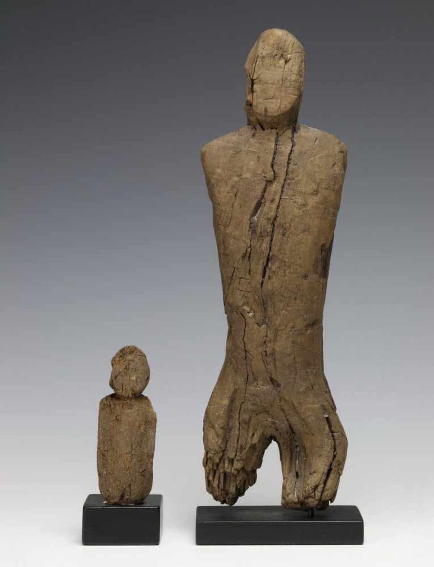 Arctic Circle, Thule Culture, two driftwood anthropomorphic figuresProvenance, auction of Lord - Bild 3 aus 3