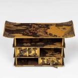 Japan, lakwerk miniatuur meubel, Meiji periode,in drie etages met twee paar kastdeurtjes en Hean