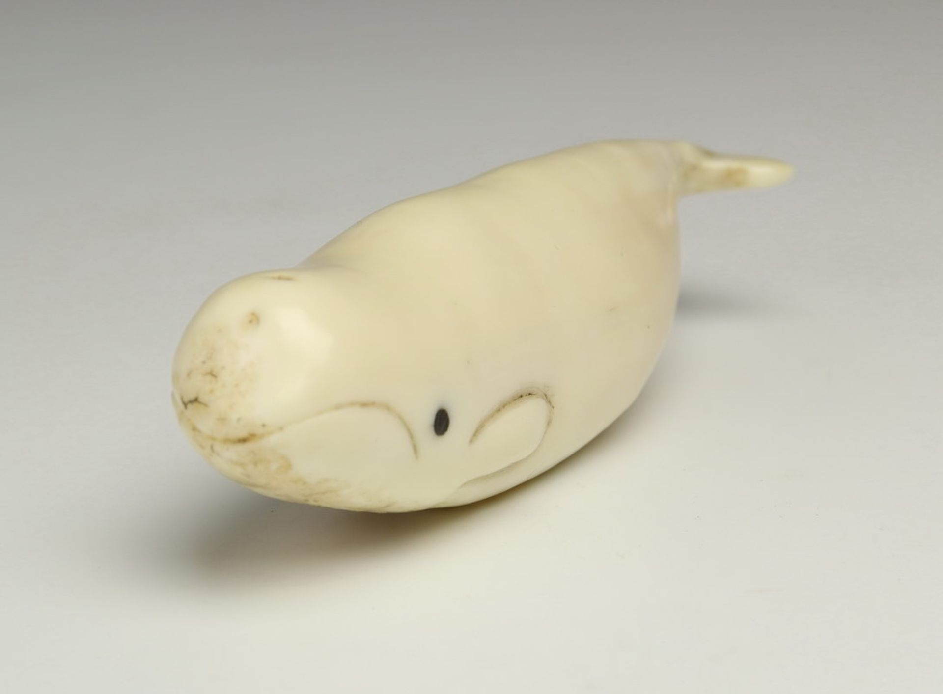 Arctic Circle, ivory toggle shapes as a whale, early 20th century.Herewith an ivory button shapes as - Bild 2 aus 5