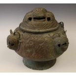China, twee antiek steengoed martavaans en een metalen ceremoniele dekselpot, ca. 1900versierd met