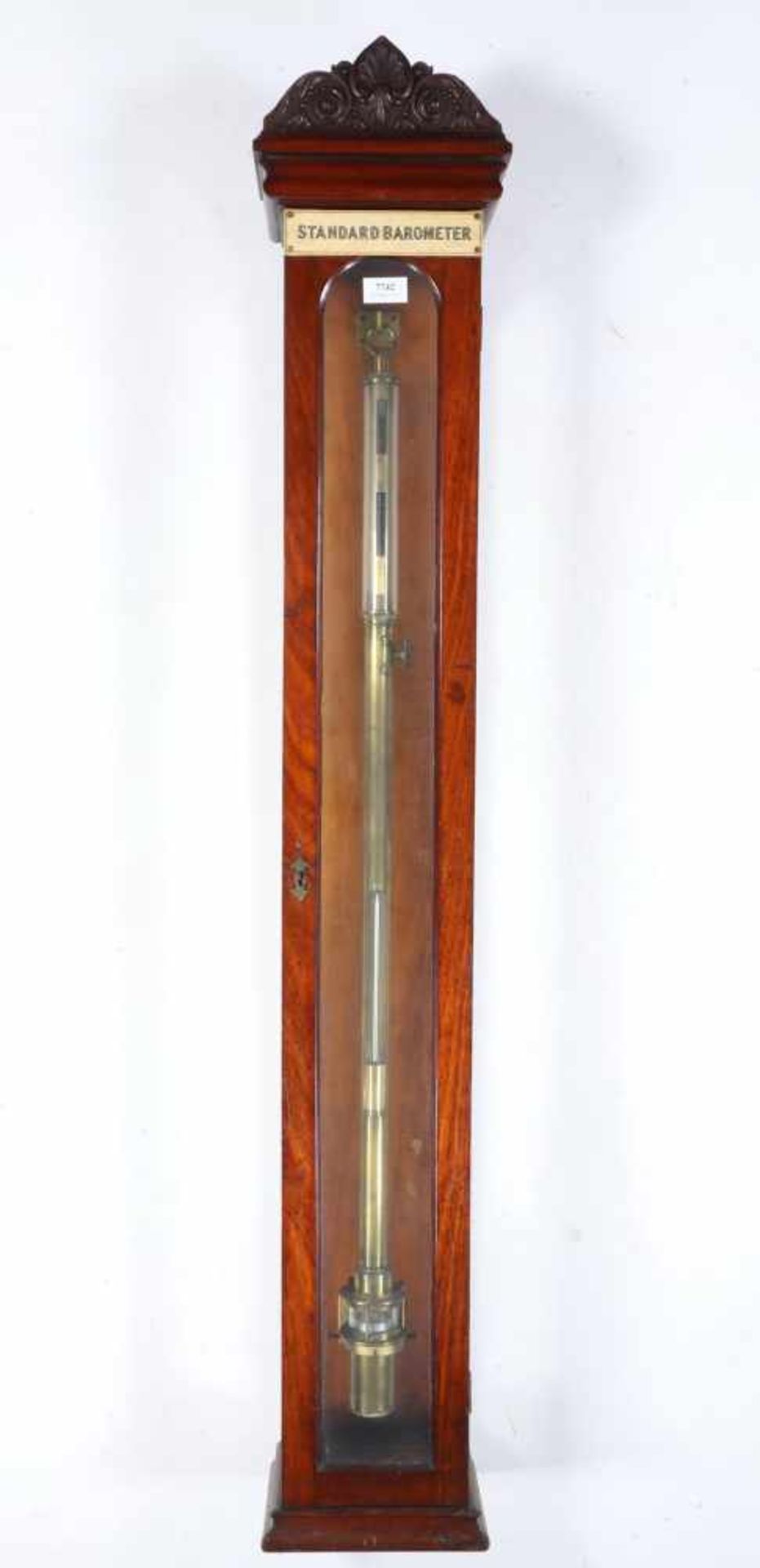 Engeland, messing staafbarometer, ca. 1840,in mahoniniehouten vitrine met gestoken kuif. Adres (