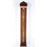 Engeland, messing staafbarometer, ca. 1840,in mahoniniehouten vitrine met gestoken kuif. Adres (