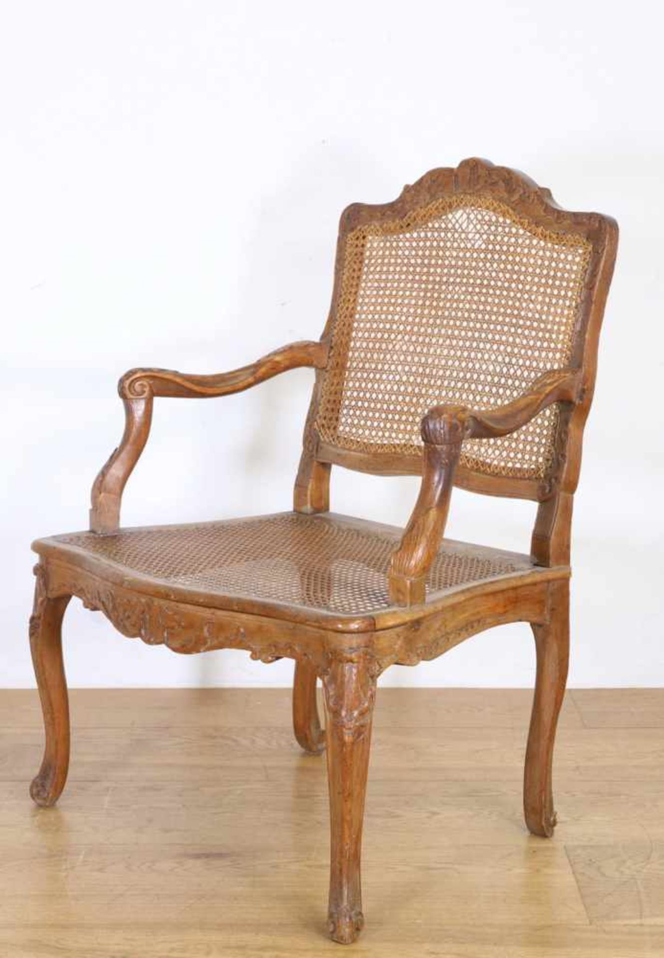 Beukenhouten fauteuil, Louis XV,met geriete rugleuning en zitting. Hierbij losse zitting;