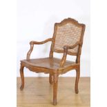 Beukenhouten fauteuil, Louis XV,met geriete rugleuning en zitting. Hierbij losse zitting;