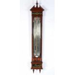 Mahoniehouten bakbarometer, Louis XVI, ca. 1800,met gebroken timpaan en 'verre églomisé' panelen.