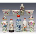 China, diverse porseleinen snuifflesjes, 20e eeuw;hierbij divers porselein; zkj; Herkomst: Collectie