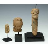 Nigeria and Ghana, three terracotta heads and a bustewith expressive facial traits. ; h. 10, 6 en 18