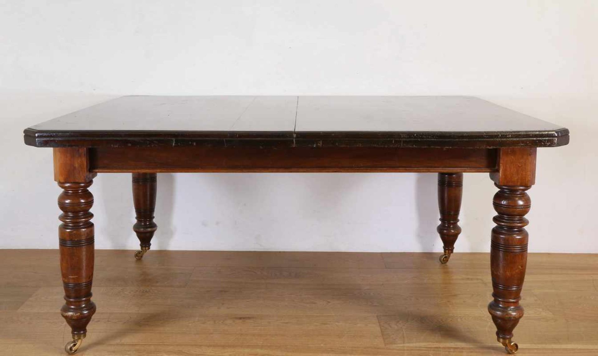 Engeland, rechthoekige mahoniehouten tafel, gemerkt 'Selbat dining table',met twee tussenbladen.