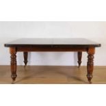 Engeland, rechthoekige mahoniehouten tafel, gemerkt 'Selbat dining table',met twee tussenbladen.