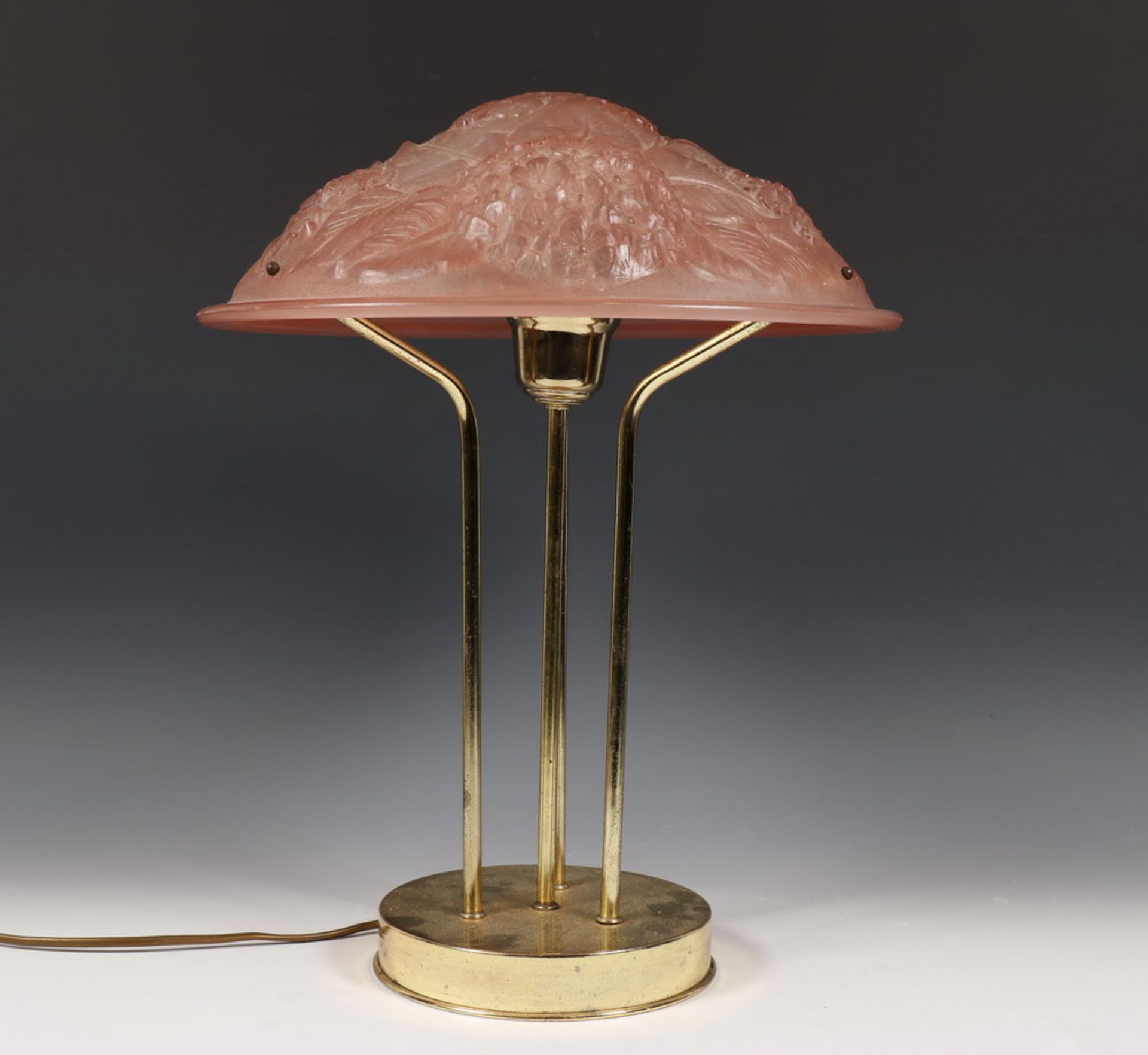 Tafellamp met geperst glazen roze kap met bloemdecorh. 43 cm.; 1140