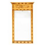 Rechthoekige spiegel in verguld houten lijst in Empire-stijl, 19e eeuw,met in de rechte kap een