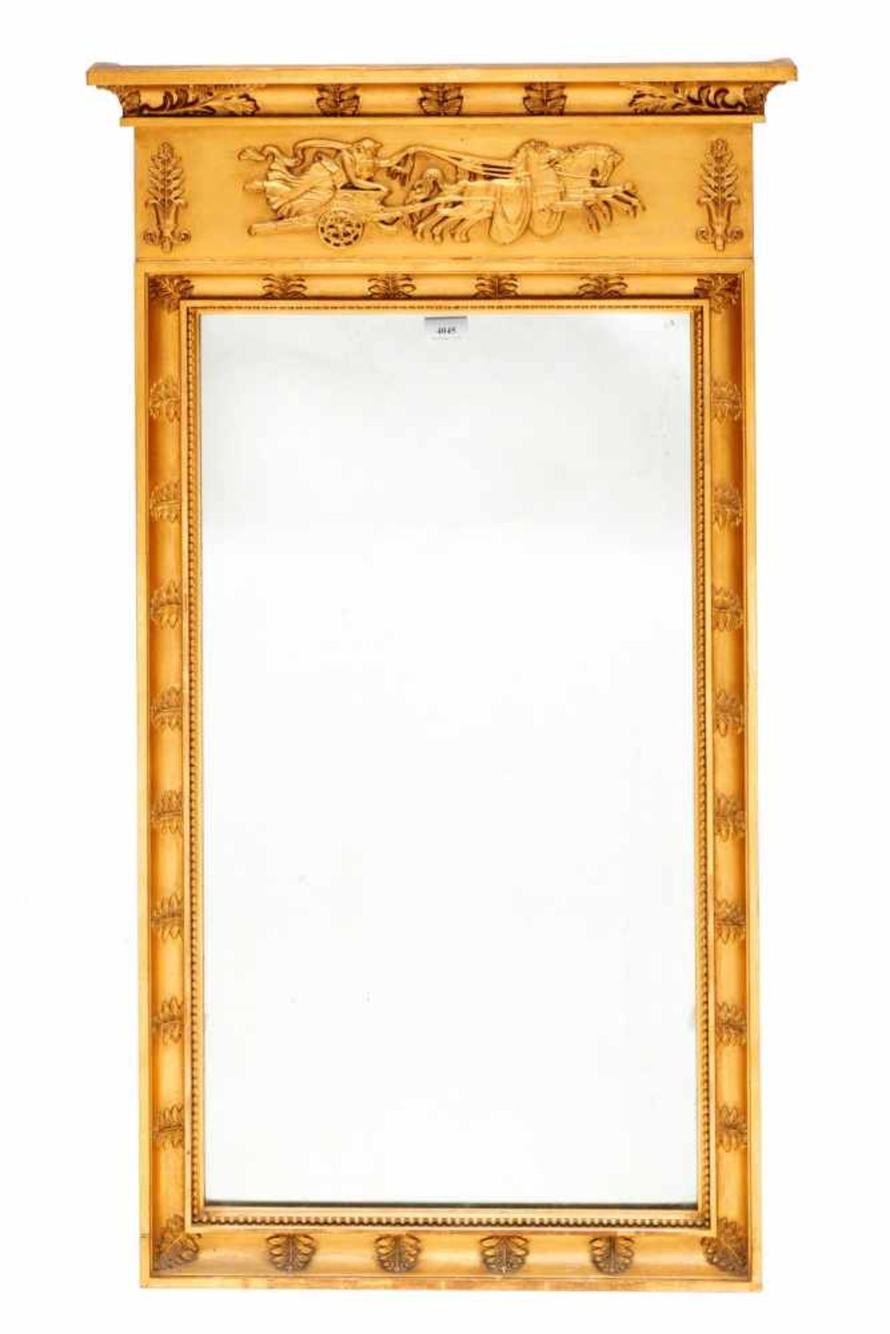 Rechthoekige spiegel in verguld houten lijst in Empire-stijl, 19e eeuw,met in de rechte kap een